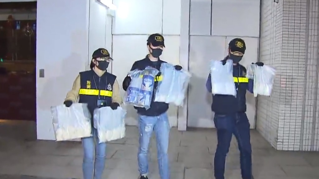 海關檢獲總值1,100萬元霹靂可卡因及可卡因，其中部份藏於奶罐內掩飾（無綫電視畫面）