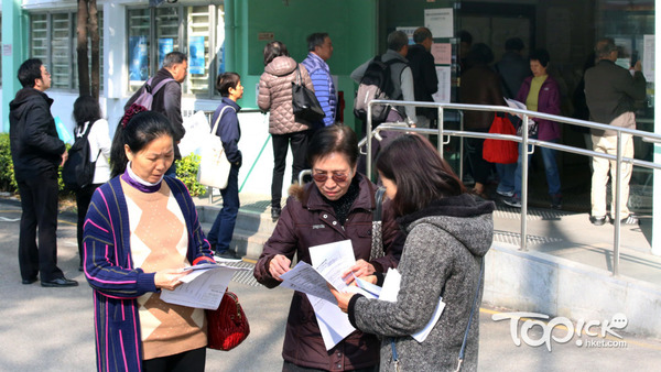元朗民政諮詢中心門外，仍有大批市民排隊取表。（陳國峰攝）