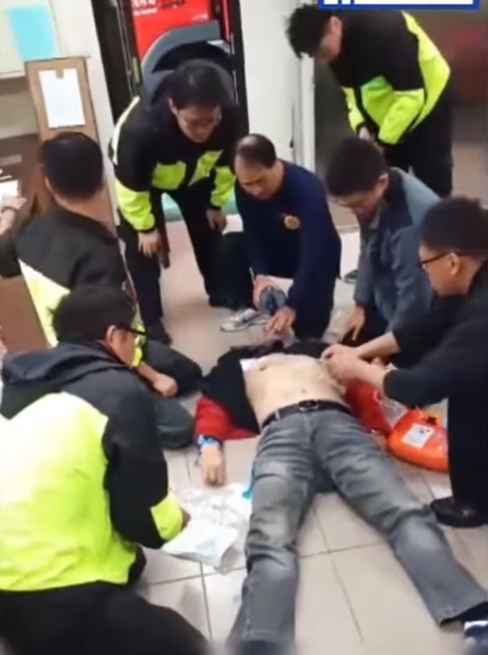 ７位消防員以接力方式為男子進行CPR。(相片來源；Facebook）