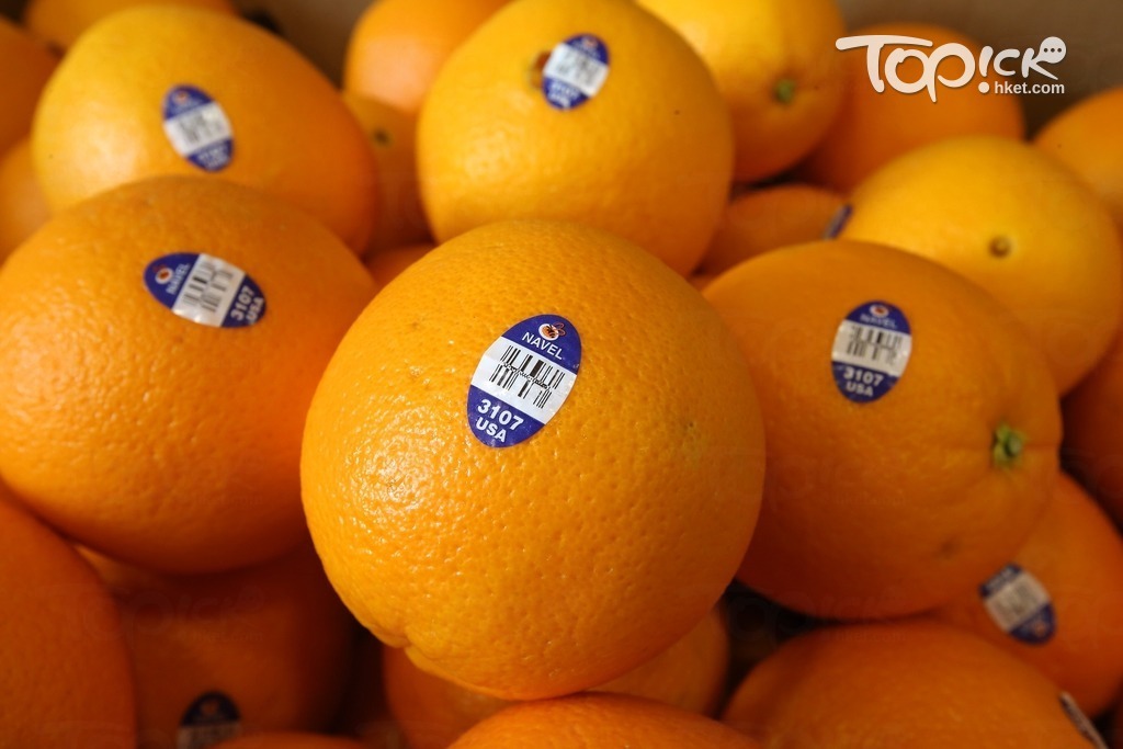 蜜蜂橙的標籤會印有蜜蜂的圖案並寫有「Navel」字眼，其次是標籤上的號碼，只有大碼裝4012以及中碼裝3107。（張永康攝）