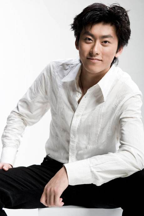 現年35歲的榮迪申畢業於中國傳媒大學，現時是內地名主持人。（相片來源：微博）