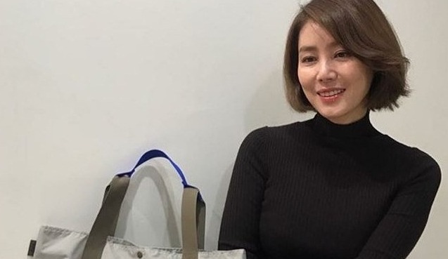 金成鈴樣子青春，配合素靜打扮，51歲也有少女味。（金成鈴IG）