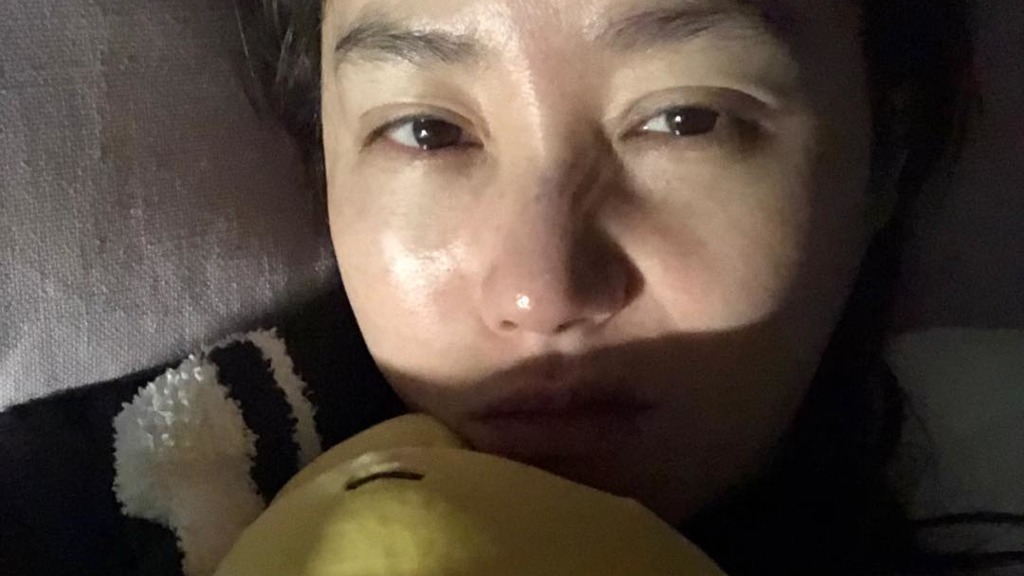 金成鈴日前在IG分享自己在床上的素顏照，網友紛紛大讚其膚質超好。（金成鈴IG）