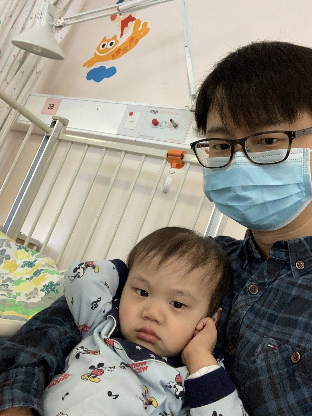 張爸爸陪伴兒子積極抗病。(受訪者提供)