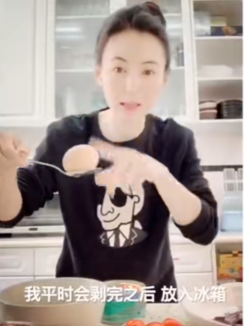 栢芝在片中，透露囝囝喜歡食蛋。(張栢芝微博影片截圖)
