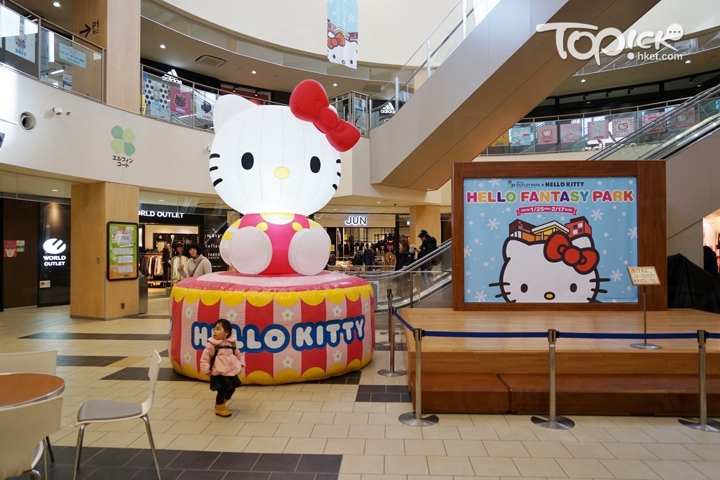 中央舞台旁有充氣大Kitty，同樣是打卡位之一。（張頌婷攝）