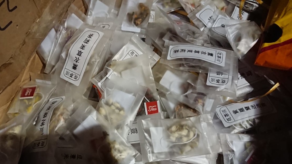 大批被棄置的全新未開封茶包。（「沙田不是垃圾站」Fb圖片）