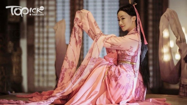 吳謹言飾演的皓鑭做女官，且深得王后歡心。