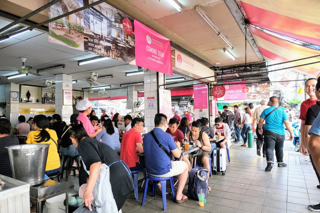 店外遊人如鯽，堂食外賣都大排長龍。（攝影：陸明敏）