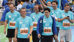 財爺陳茂波(左二)，霍啟剛(右三)，洪丕正（右二）及吳光正（右一）。