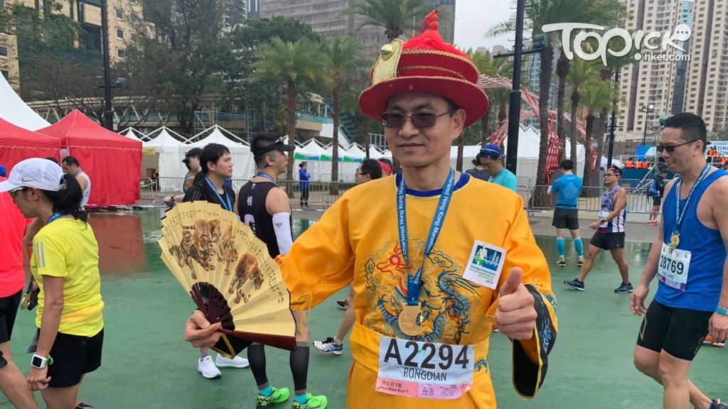 白先生指皇帝服飾感覺吉祥。（李明佑攝）