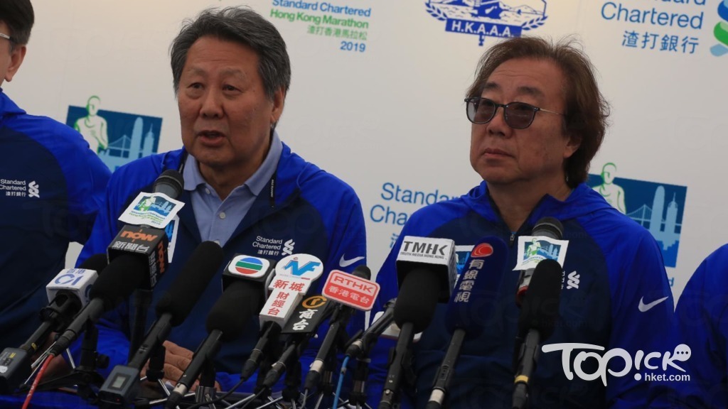 渣打馬拉松籌委會主席高威林（左）指會檢討截跑的安排。（陳靜儀攝）