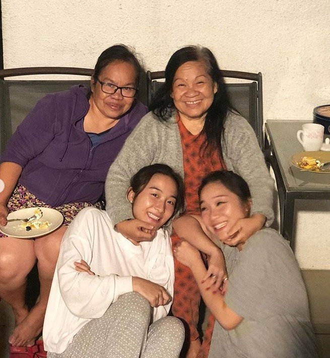 梁家輝兩個女兒跟外傭感情深厚。（取自Chloe IG）