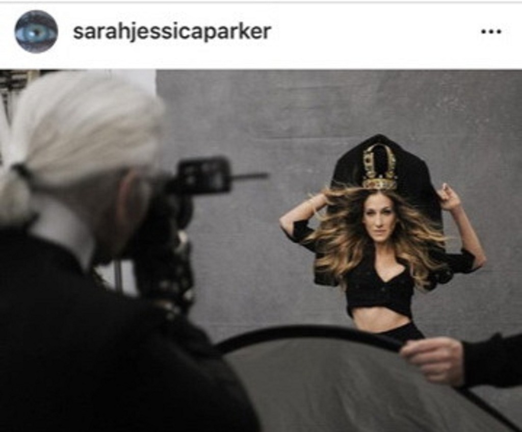 Sarah Jessica Parker曾經和Karl合作拍攝《The Little Balck Jacket》攝影集。（IG圖片）
