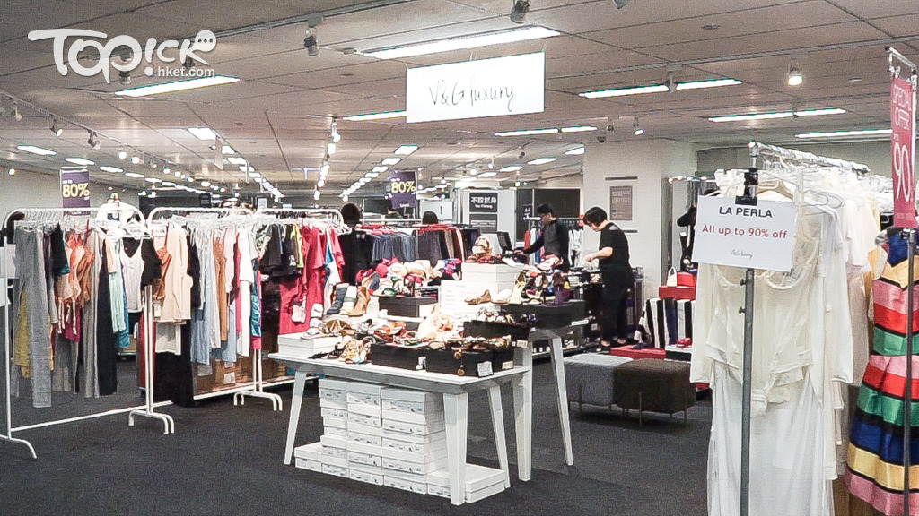 時代廣場展銷集於今天（27日）起一連六天舉行【名牌服飾及內衣特賣】 開倉活動，多款特價名牌上班服、配飾、內衣、手袋及家居服低至一折！（湛斯雅攝）