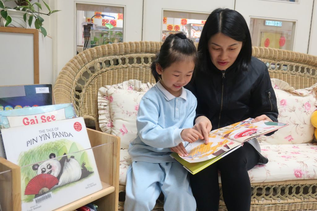 繪本閱讀可助孩子建立正確價值觀。(校長提供)