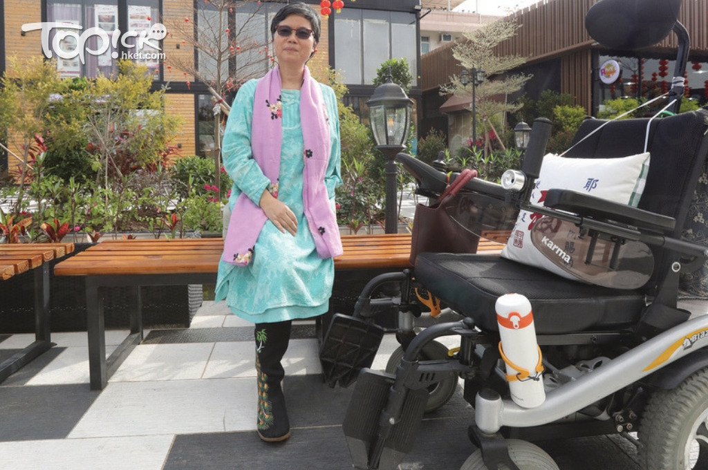 鄧英蘭駕著其「戰車」電動輪椅，四處去做義工。（陳偉能攝）