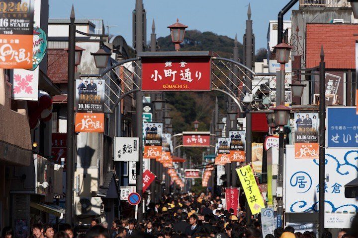 鐮倉的小町通是有名的小食街，相信有遊客「做壞規矩」才擬禁邊行邊食。（相片︰小町通りの観光情報 ）