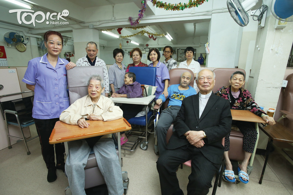 李牧師視每位「敬老之家」的長者為家人。（湯炳強攝）