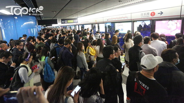 下班時間，金鐘站內塞滿人潮（曾秋文攝）