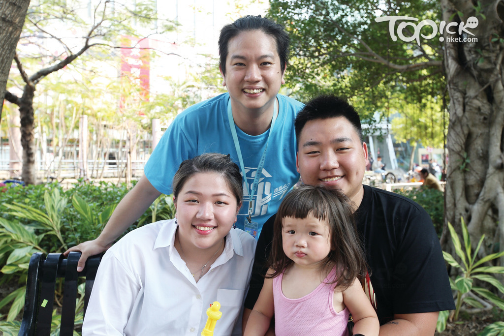 基督教香港信義會青少年中央服務賽馬會新世代爸媽支援計劃社工楊仁勇（藍衫者），以社工兼爸爸的身份支援豪仔。 （張永康攝）