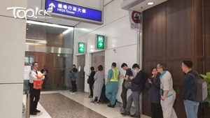 署方今日﹙26日﹚新增晚上6時至9時400個注射名額，5時起已有職員開始輪候。﹙黃傑偉攝﹚