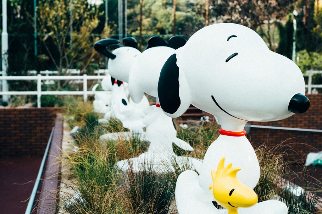 東京六本木的史諾比博物館，有一排的公仔讓人打卡。(Snoopy Museum Tokyo官網)