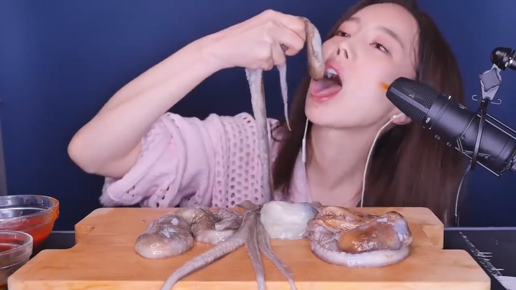 So Young將活八爪魚連頭生吞。（取自먹방본좌）