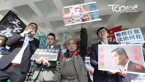 曾健成（左二）就律政司不就UGL事件起訴前特首梁振英一事，提出司法覆核。（張永康攝）