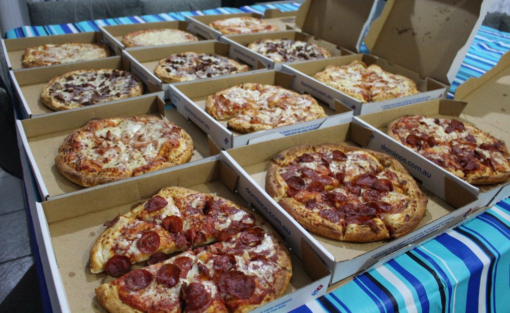 食物分量多，一家人一餐要吃12個Pizza。（圖片︰The Bonell Family facebook）