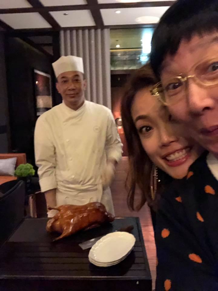 網民見到大餐上有燒鵝的出現，關心金燕玲的身體叫她小心飲食。（facebook圖片）