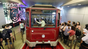 現時山頂纜車外觀以紅色為主調，曾瑛美指，暫未敲定新纜車的外觀顏色，但會保留現有纜車的經典特色。（梁偉榮攝）
