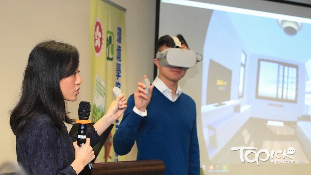 環境學院學員載上VR裝置，感受減音窗的效用。（陳靜儀攝）