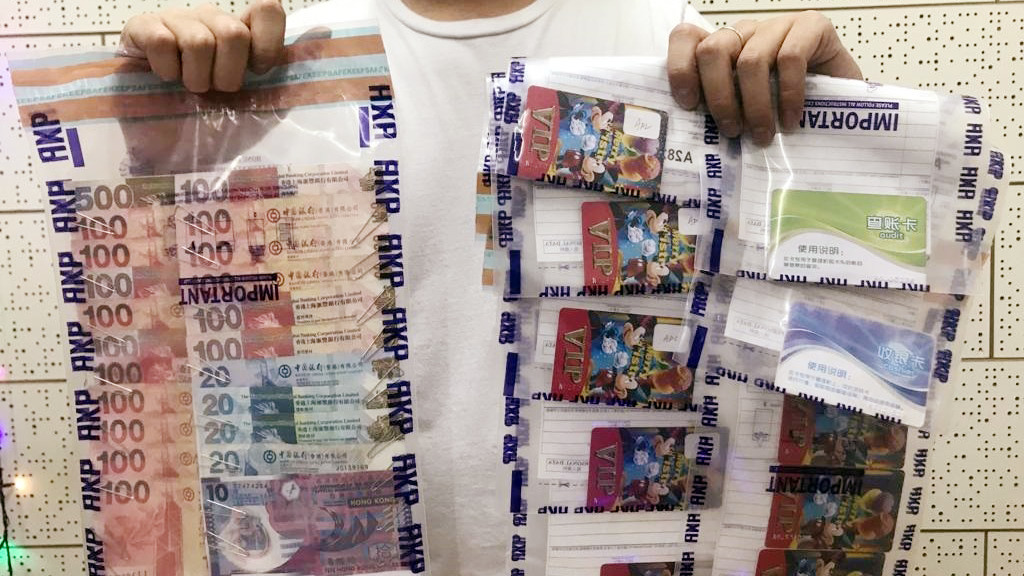 在賭檔內檢獲的積分卡和現金