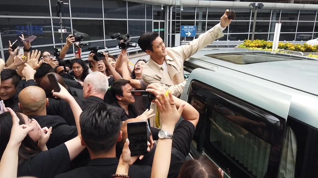 崔始源來港過千粉絲迎接。（圖片：梁爾紋）
