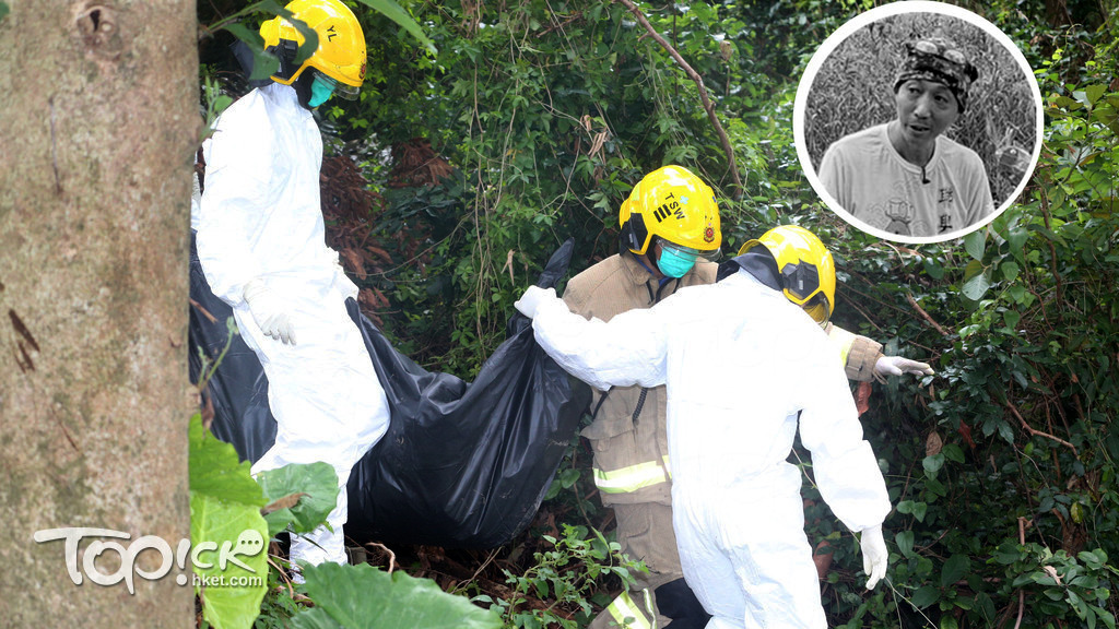 消防穿著防護衣由山頭將方兆基（小圖）的遺體抬至山下（曾秋文攝）