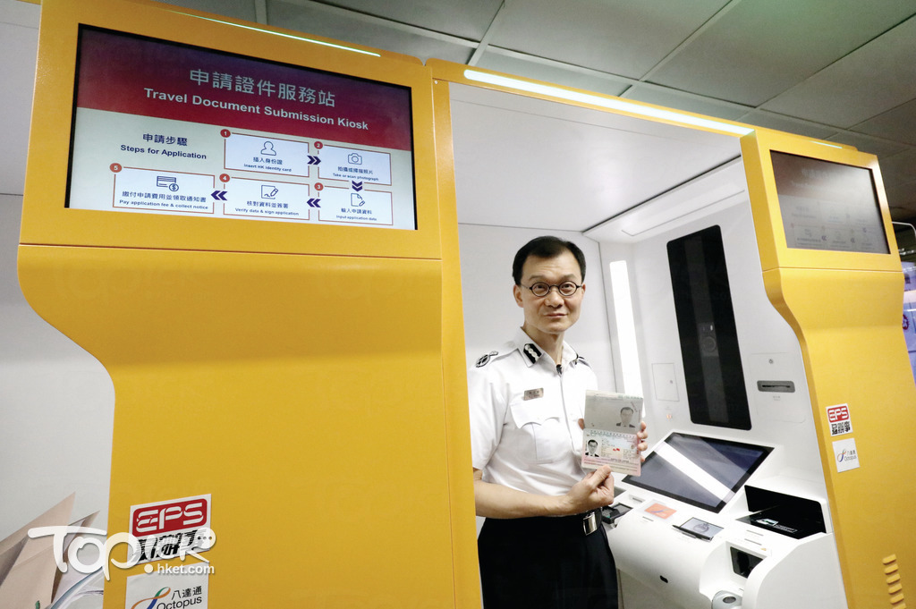 入境處助理處長（個人證件）陳天賜表示，下周二推出新一代電子護照，市民可使用「申請證件服務站」自行拍照及辦理證件。（車耀開攝）
