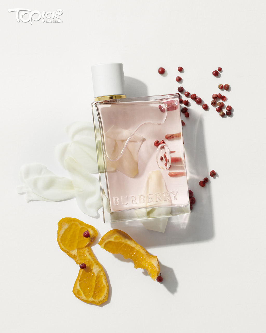 由多種香料調配而成的Her Blossom女士淡香氛。（圖片來源：Burberry）
