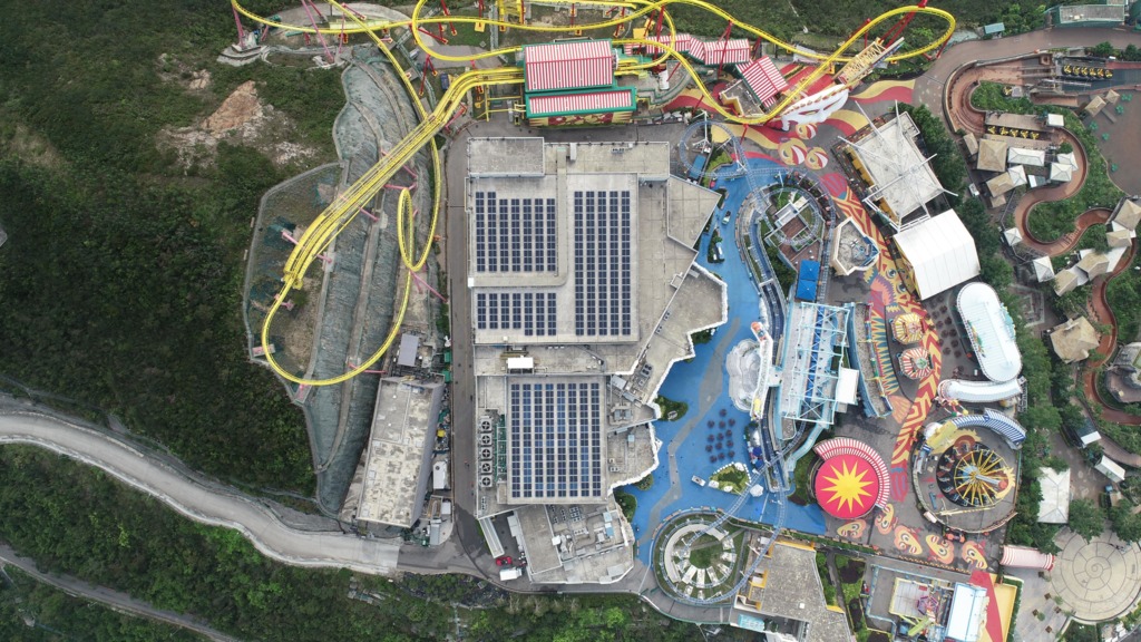 海洋公園表示，有見計劃成功，海洋公園早前已進行研究，發現園內不少地方亦可以做到太陽能發電，預計短期內會於整個公園範圍內推行。（港燈提供相片）