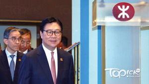馬時亨（左）最後一次以港鐵主席主持股東大會。（陳偉英攝）