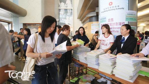 截至下午5時，樂富房委會客務中心派出約33000份居屋和「白居二」的申請表。（陳靜儀攝）