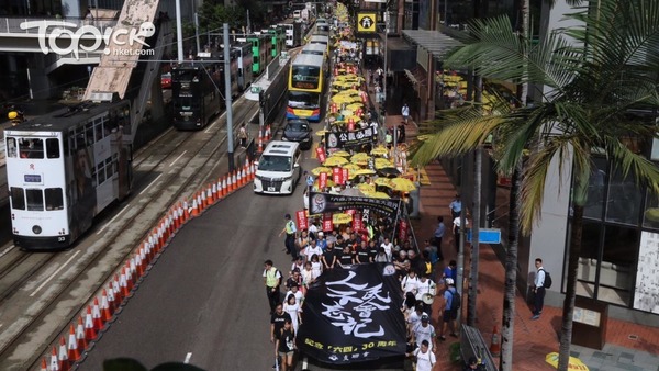 支聯會今舉行六四30周年遊行，大會指逾2,200人參與遊行，警方則指最高峰約有2,100人。（陳國峰攝）