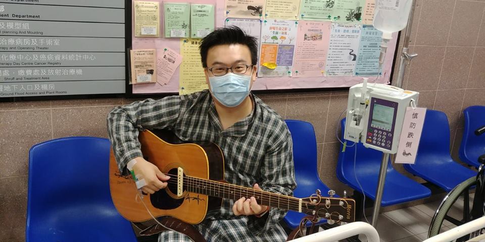 Jacky熱愛音樂，患病時若有體力，就會拿起結他彈奏。（被訪者提供）