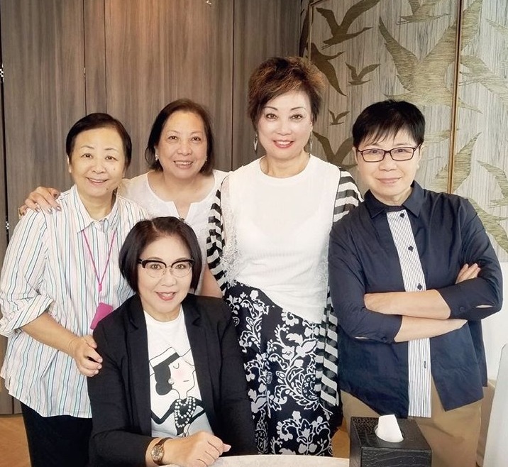 （左起）謝月美、李司棋、張偉盈、鍾楚蓮和黃韻詩。（取自李司棋IG）