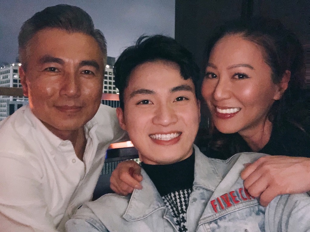 滕麗名與丈夫朱建崑（左）及在《開心速遞》演她兒子的周嘉洛（中）。（周嘉洛IG圖片）