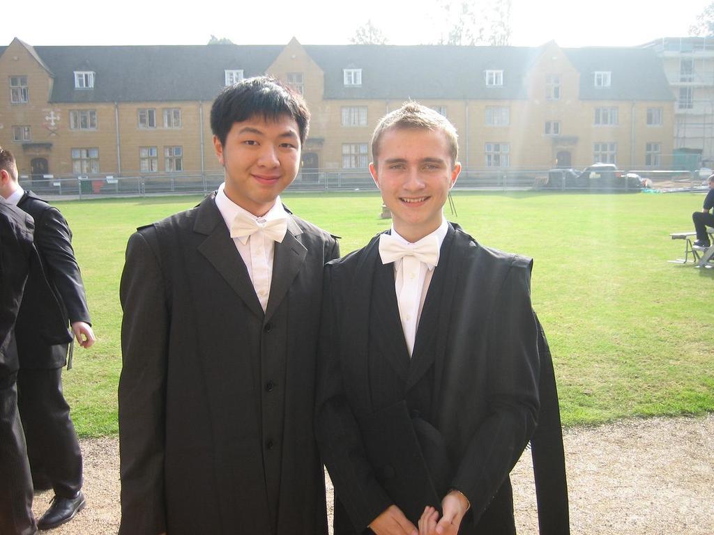 沈詩鈞的哥哥沈怡謀（左），17歲在英國牛津大學數學系以一級榮譽畢業。（圖片來源：天窗出版社提供）