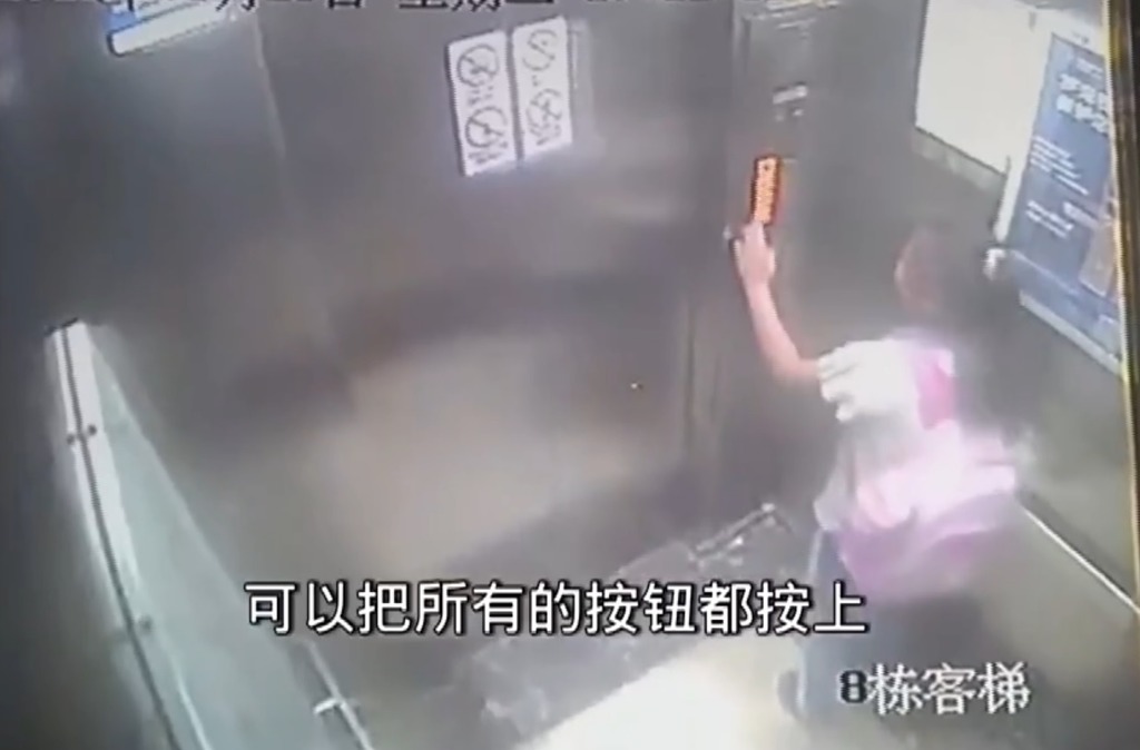 女童把所有按鈕都按上一次。(影片截圖)