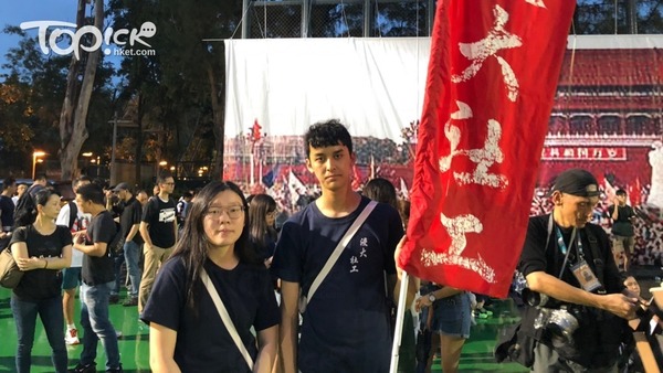 香港浸會大學社會工作學會幹事郭同學（右）和陳同學（左）。（姚穎彤攝）