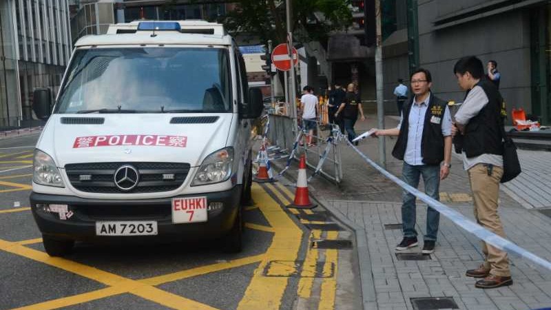 灣仔軍器廠街警察總部對開一部警車凌晨被人投擲汽油彈。