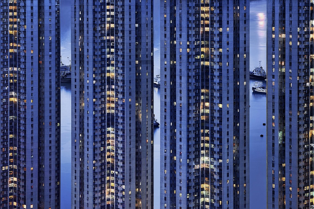 香港建築密度冠絕全球，密集的樓景讓積浩明印象深刻。（The Blue Moment #19, Hong Kong, 2015）